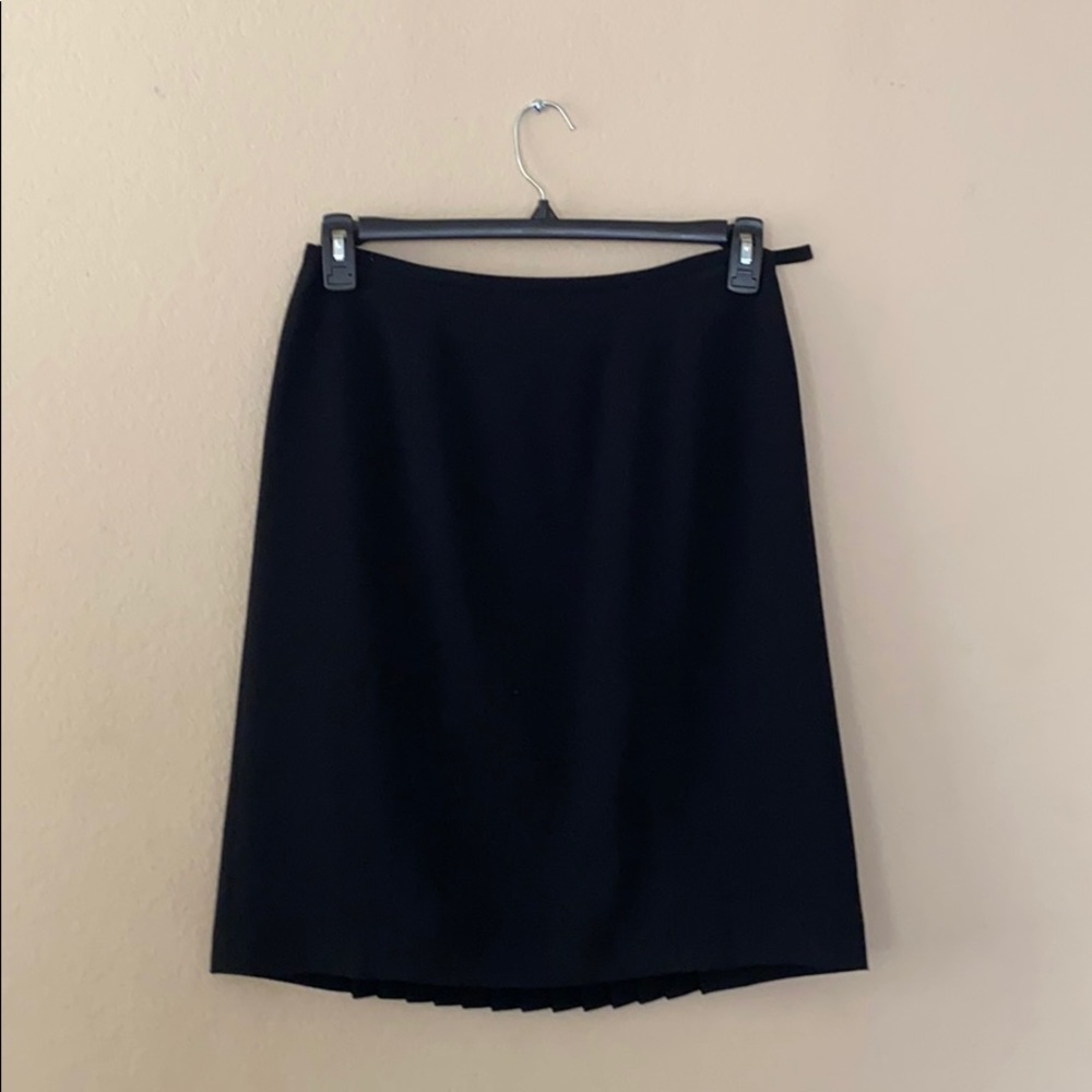 Ann Taylor size 8 pleaded black skirt